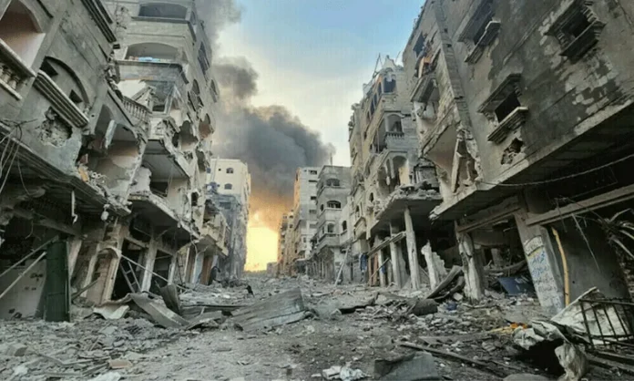 غزہ میں اسرائیلی فضائی حملے سے تباہ شدہ عمارتیں اور دھواں