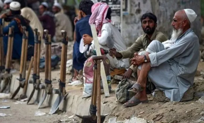 بے روزگار نوجوانوں کی قطار