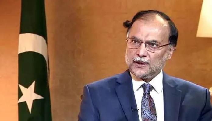 لائیو پروگرام کے دوران مداخلت، احسن اقبال نے وضاحت پیش کردی