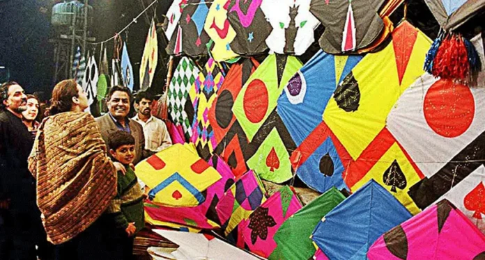 پنجاب نے لاہور میں تین دن کے لیے عوامی ٹرانسپورٹ مفت کرنے کا اعلان کر دیا