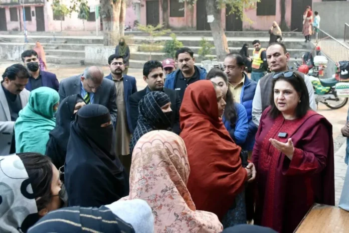 روبینہ خالد نے مستحق خواتین کیلئے سوشل پروٹیکشن والیٹ متعارف کروایا، مفت سم تقسیم شروع