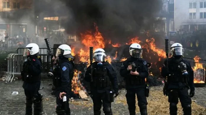 برسلز : زرعی پالیسی کیخلاف کسانوں کا احتجاج، پولیس پر پتھراؤ، انڈے پھینک دیے