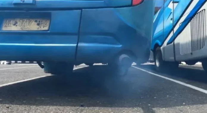 لاہور میں دھواں چھوڑتی بس کو روکتے ماحولیات افسر