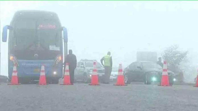 پنجاب موٹروے پر شدید دھند کی وجہ سے بندش، مسافر احتیاط کریں