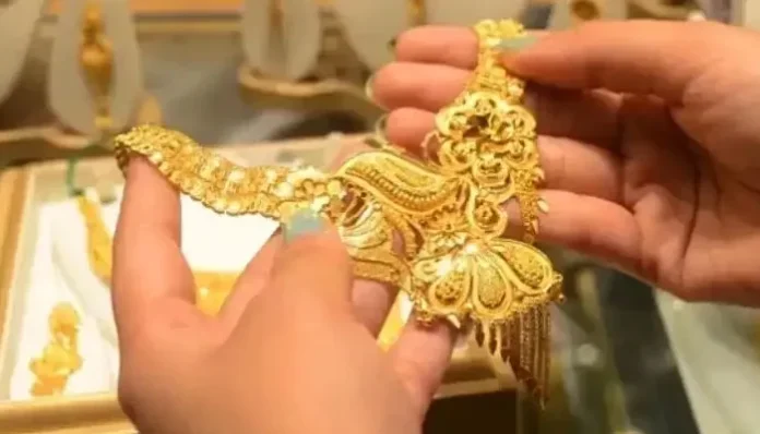 سونے کی فی تولہ قیمت میں سینکڑوں روپے کی کمی