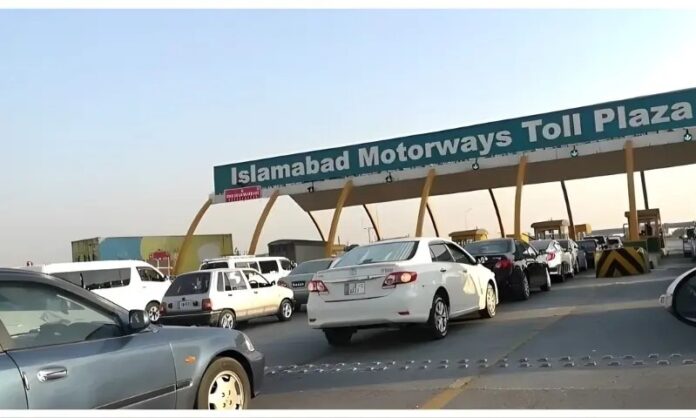 اسلام آباد میں ایم ٹیگ رجسٹریشن پوائنٹ پر شہریوں کا رش