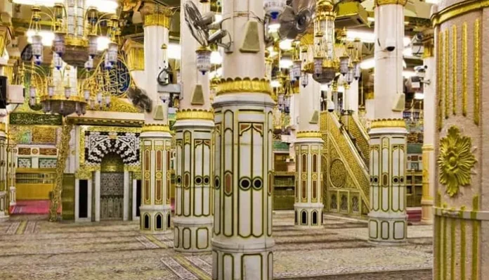 مسجد نبوی میں روضہ رسول ﷺ کی زیارت کے نئے اوقات کا بورڈ