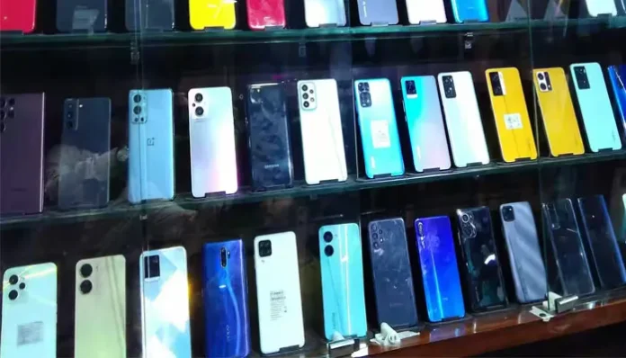 قومی اسمبلی کی کمیٹی برائے خزانہ کا اسمارٹ فونز پر عائد ٹیکس میں کمی کا مطالبہ