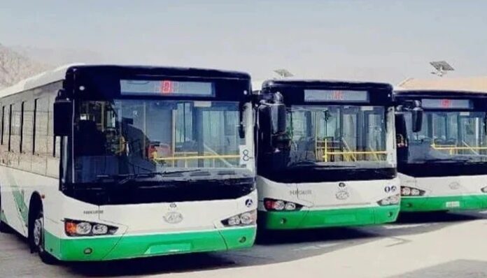 کوئٹہ میں چین سے آئی نئی گرین اور پنک بسیں