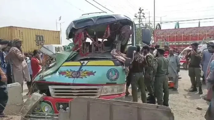 کراچی اسکول بس فٹ پاتھ حادثہ 2025