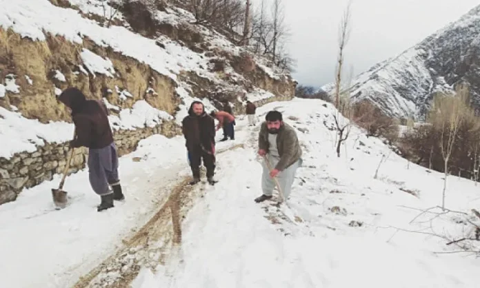 پاکستان کے مختلف علاقوں میں برفباری کا آغاز، درجہ حرارت میں نمایاں کمی