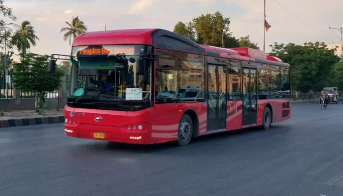 کراچی میں چلتی پبلک ٹرانسپورٹ بس، سندھ حکومت کی نئی بسیں