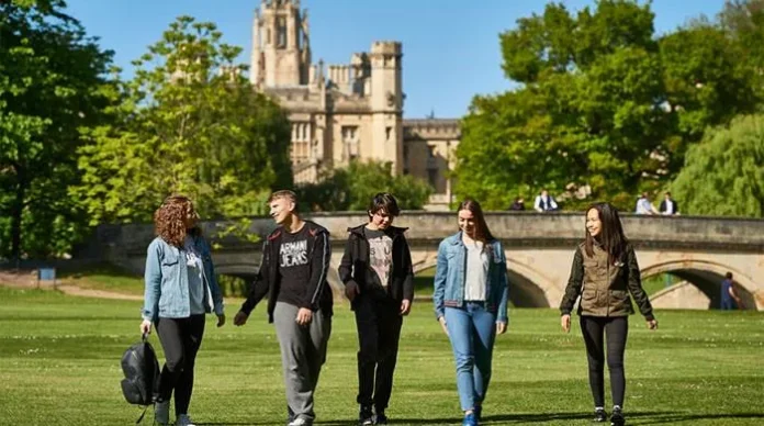 UK یونیورسٹیوں پاکستانی طلبہ داخلہ معطلی ویزا مسائل